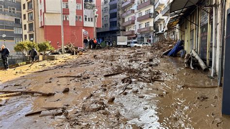 Borçka'da sağanak: Dere taştı, araçlar su altında kaldı - Son Dakika Haberleri